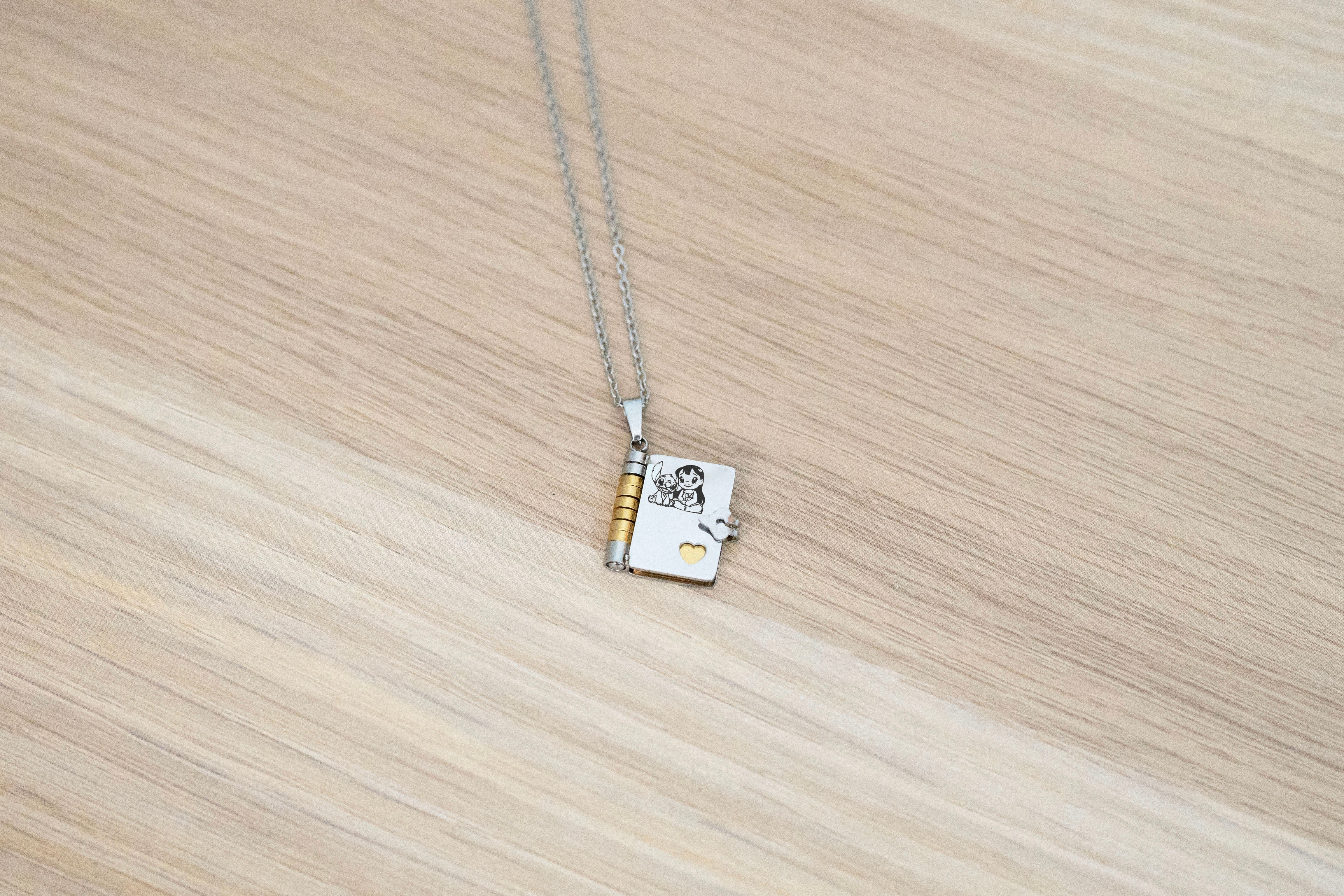 Collana o portachiavi Book Ohana