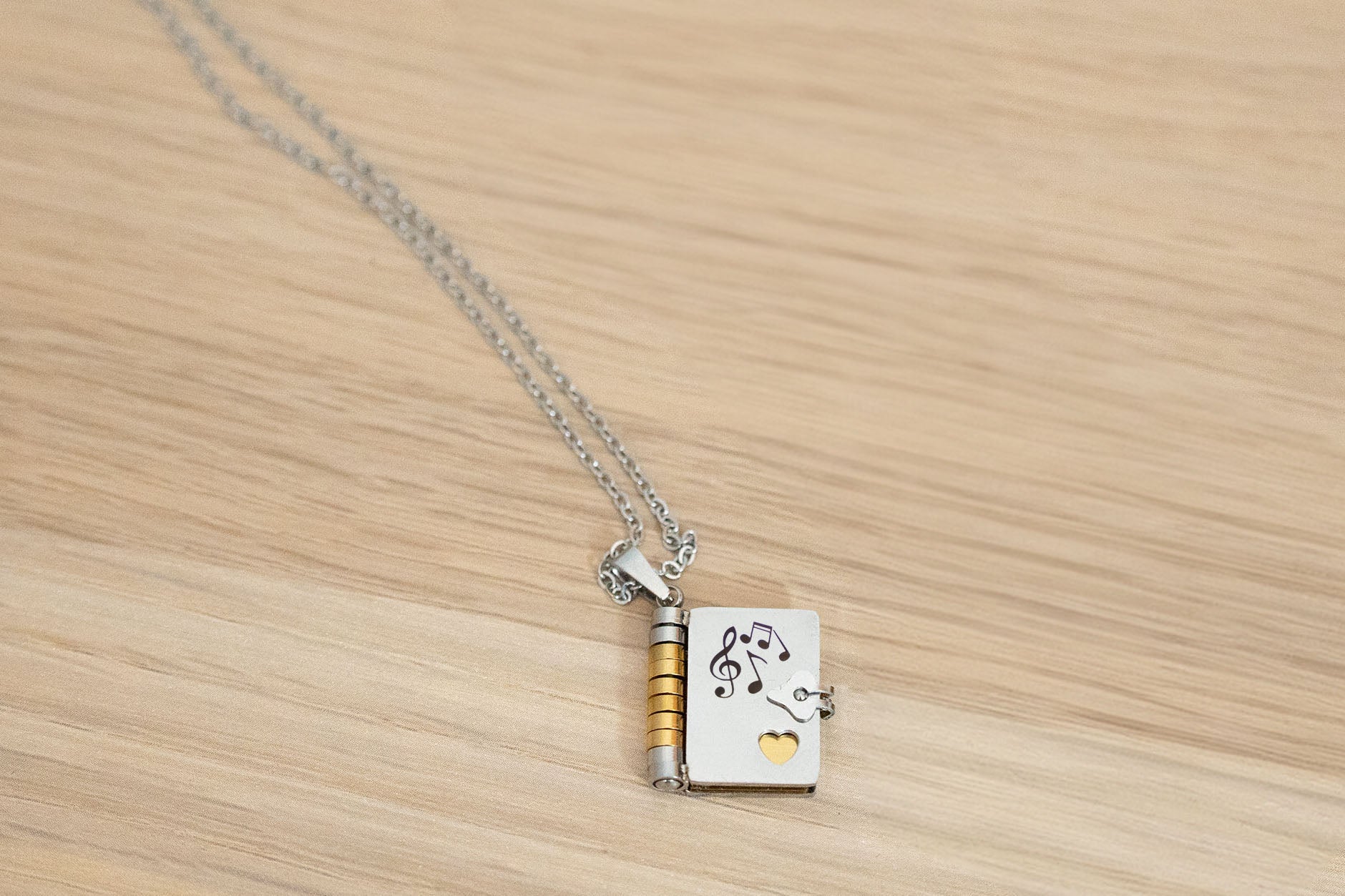 Collana o portachiavi Book E... Vasco Rossi