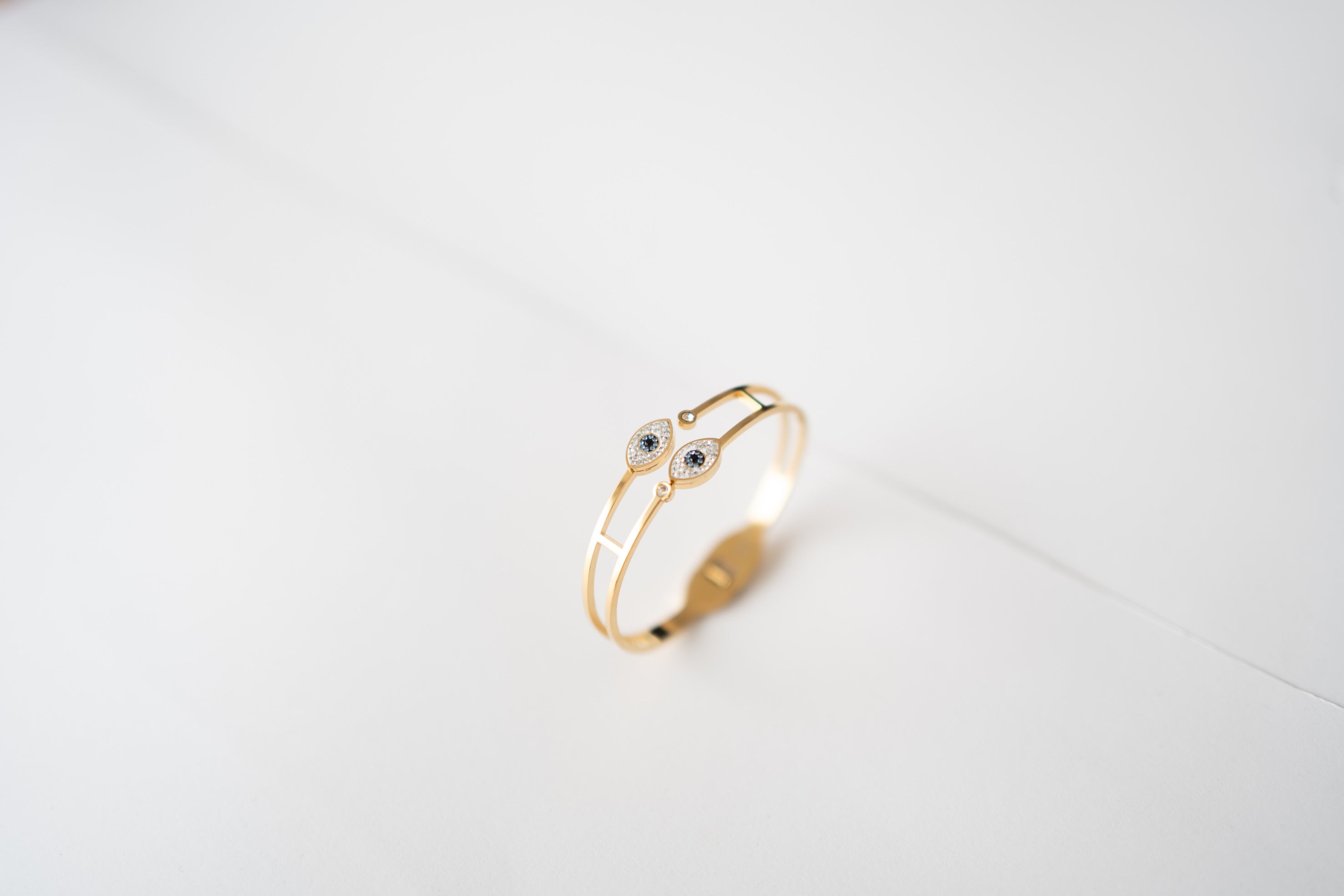 Rigid bracelet with eye