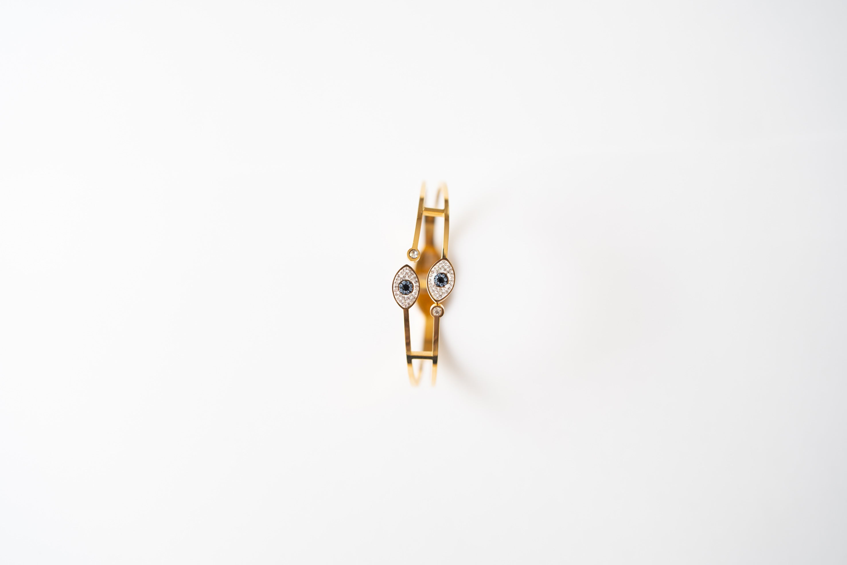 Rigid bracelet with eye