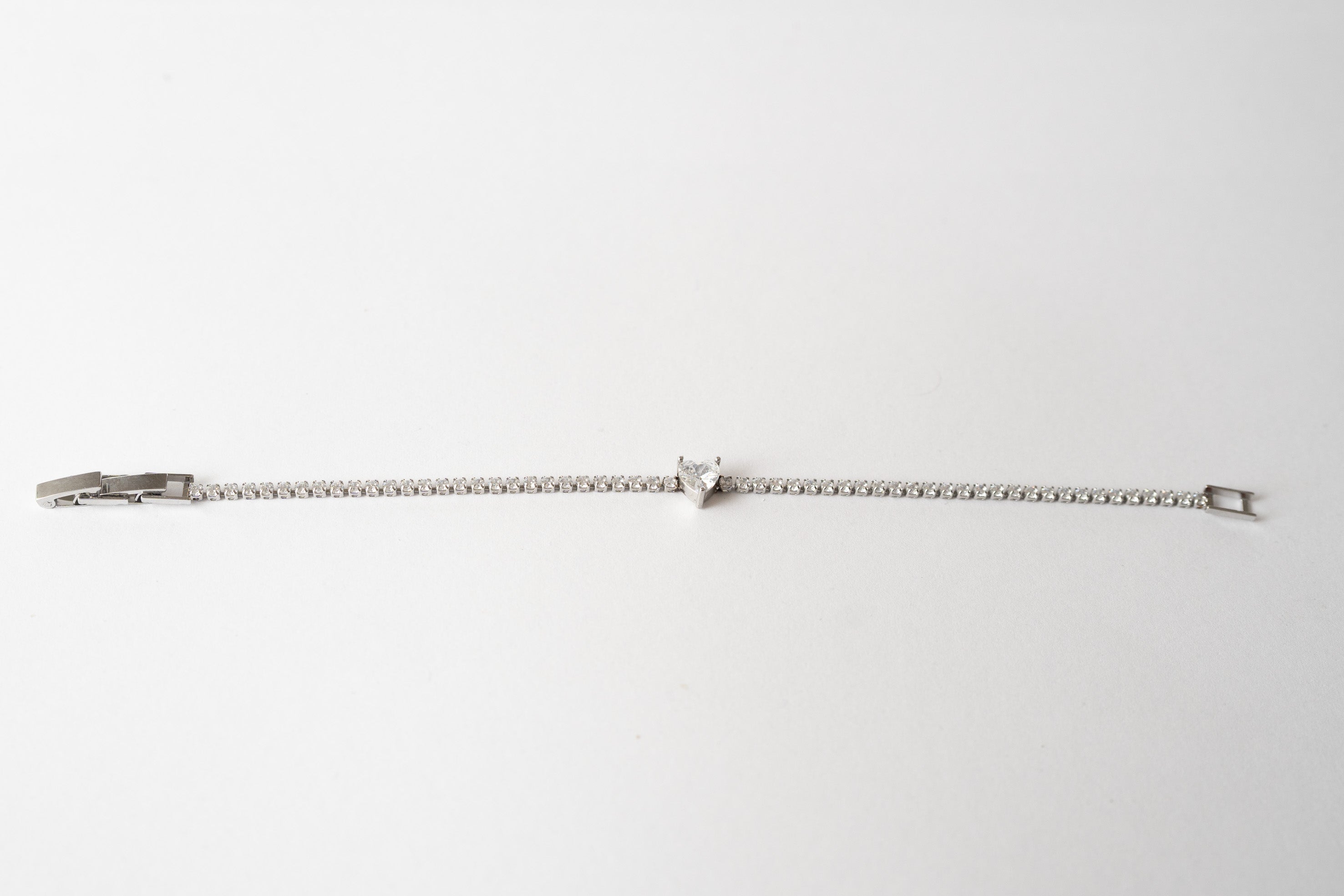 Tennis bracelet with heart