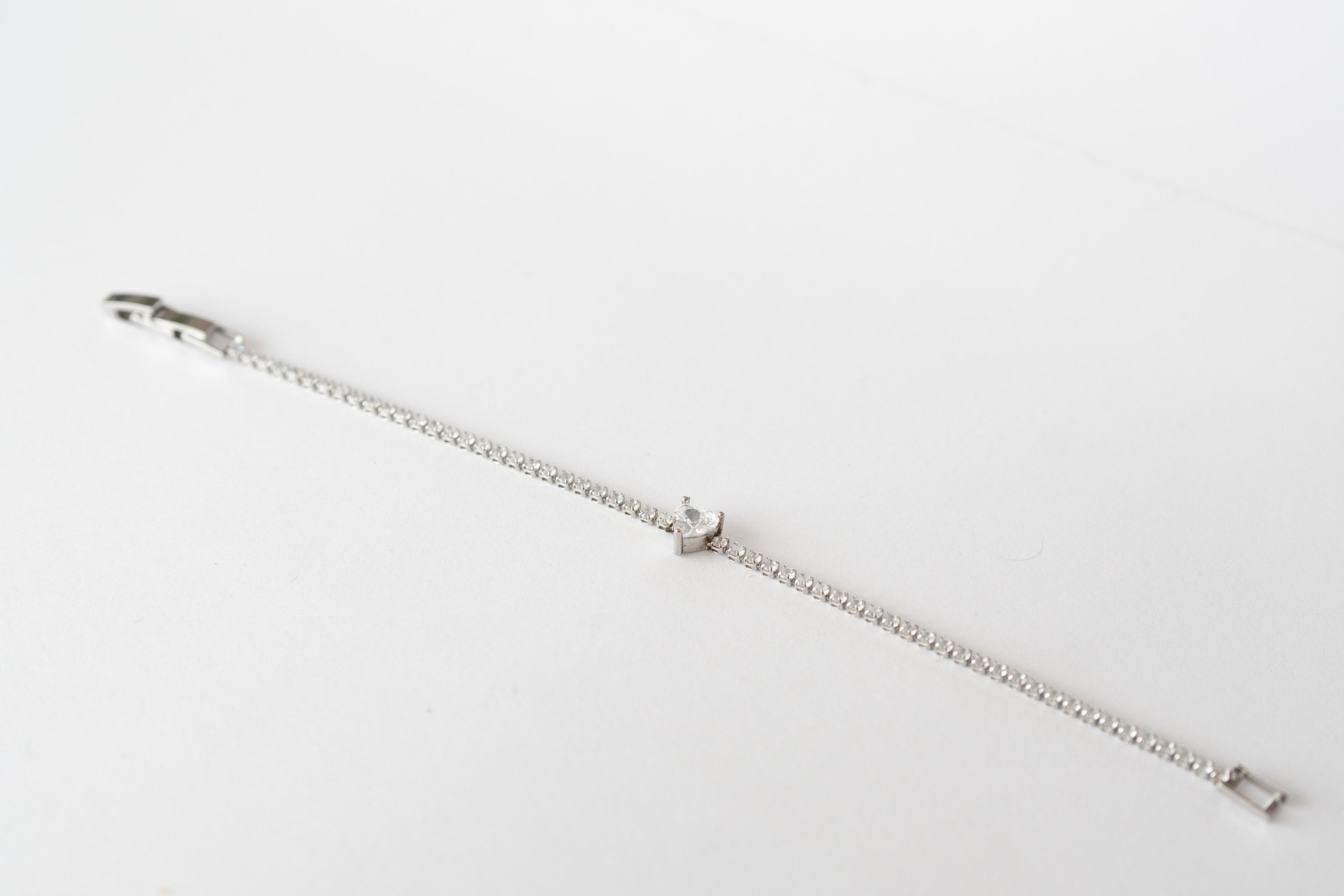 Tennis bracelet with heart