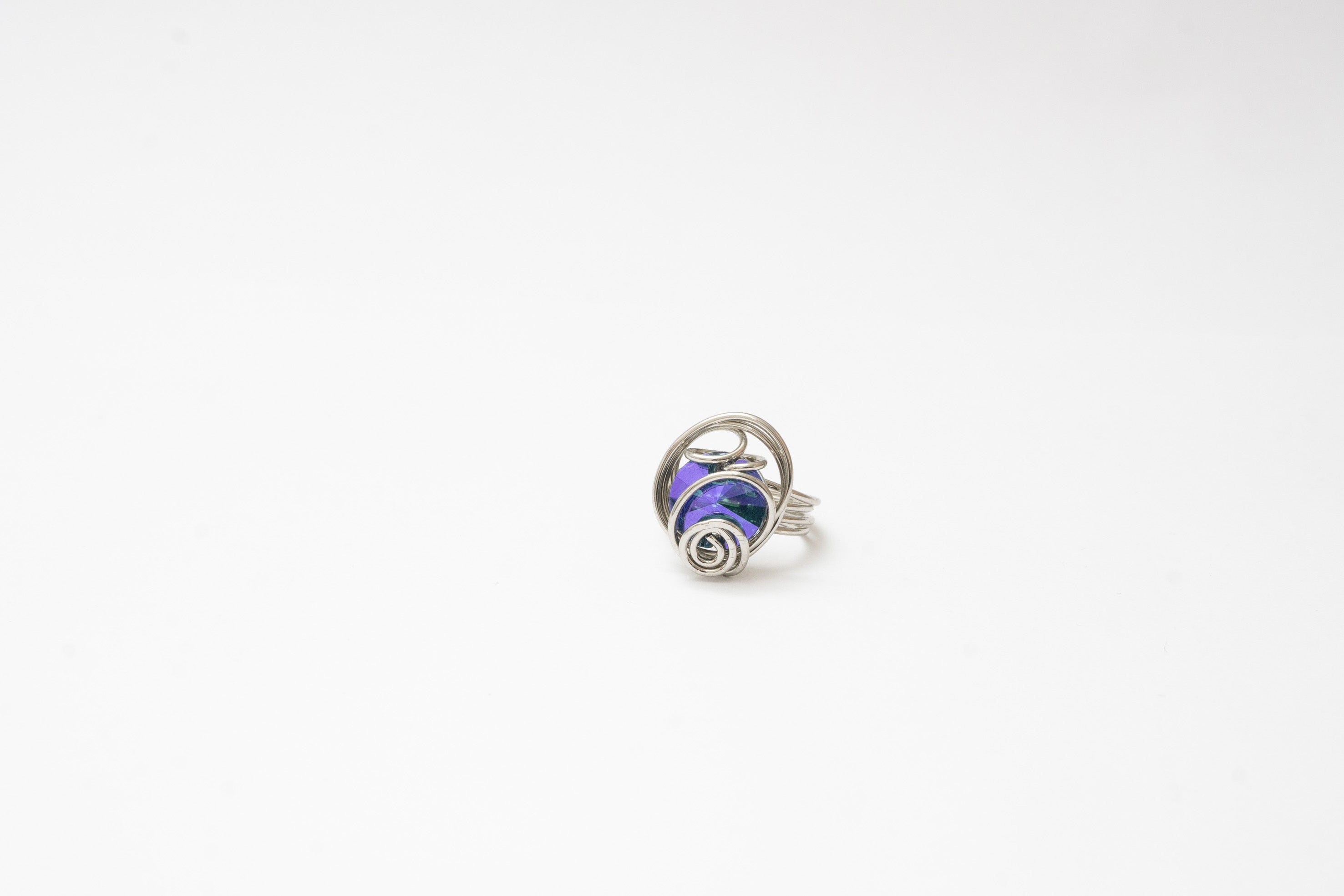 Anello in Rodio e cristallo viola